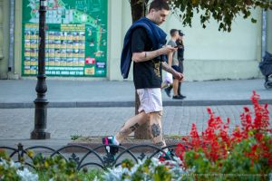 Фото татуировок на ногах и руках мужчины. Видны различные рисунки, выполненные в разных стилях. Татуировки расположены на голенях, бедрах и предплечьях.