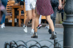 Фото татуировки в виде пальмы на ноге девушки. Видны детали рисунка и текстура кожи.