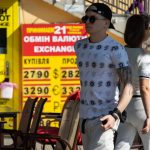 Тату полурукав с перьями на левой руке парня –Уличная татуировка (street tattoo)–22.09.2020–tatufoto.com 1