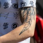 Тату полурукав с перьями на левой руке парня –Уличная татуировка (street tattoo)–22.09.2020–tatufoto.com 6