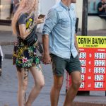Фото тату: девушка с татуировкой портрета на ноге и цветочных узоров на руке. Яркий и стильный рисунок татуировки, привлекающий внимание.