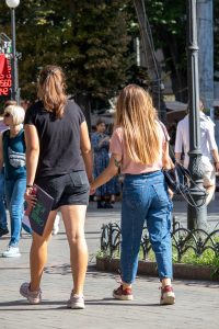Фото тату: черная татуировка птицы на руке девушки. Изящный рисунок татуировки выполнен в минималистичном стиле.