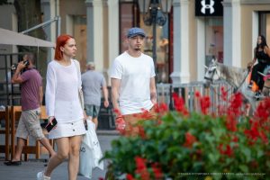 Фотография пары на улице, у парня на руке видна татуировка. Татуировка выполнена в темных тонах, изображает абстрактный рисунок.