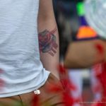 Тату роза и мазки красным на левой руке мужчины – 17.09.2020 – tatufoto.com 3