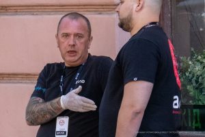 Фото мужчины с татуировкой на руке, крупный план. На руке изображена детальная татуировка с виноградной лозой и гроздьями.