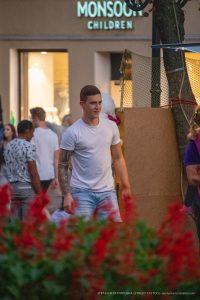 Фото мужчины с татуировками на руках, в белой футболке и джинсах, уличный стиль, татуировки на предплечье.