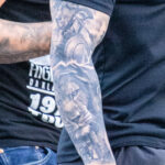 Тату рукав со львом и воинами спартанцами на руке парня – Уличная татуировка (street tattoo)-29.09.2020-tatufoto.com 1