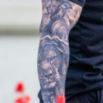 Тату рукав со львом и воинами спартанцами на руке парня – Уличная татуировка (street tattoo)-29.09.2020-tatufoto.com 7