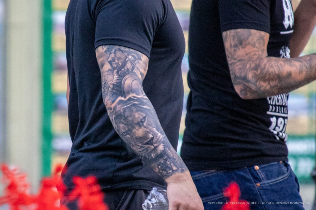 Тату рукав со львом и воинами спартанцами на руке парня – Уличная татуировка (street tattoo)-29.09.2020-tatufoto.com 8