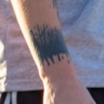 Тату с волком и перьями и лес на руке парня - Уличная татуировка – tatufoto.com 2