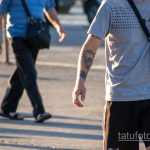 Тату с волком и перьями и лес на руке парня - Уличная татуировка – tatufoto.com 3