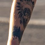 Тату с волком и перьями и лес на руке парня - Уличная татуировка – tatufoto.com 4