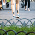 Тату с двумя геральдическими лилиями внизу ноги девушки – Уличная татуировка (street tattoo)-29.09.2020-tatufoto.com 3