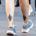 Тату с двумя геральдическими лилиями внизу ноги девушки – Уличная татуировка (street tattoo)-29.09.2020-tatufoto.com 5
