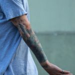 Тату с девушкой и надписи БЕРИ ПРАВИЛЬНО на руке парня – 17.09.2020 – tatufoto.com 2