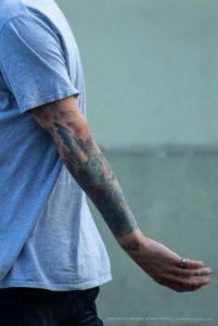 Фото тату на руке: японский стиль, дракон, цветы сакуры, волны, яркие цвета, детальная проработка.