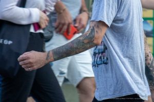 Фото тату на руке: японский стиль, дракон, карп кои, волны, облака, яркие цвета, детальная проработка.