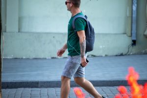 Фото мужчины с татуировкой на руке в готическом стиле. Детализированный рисунок с аркой и деревьями, выполненный в черно-серых тонах. Пример стильного рисунка татуировки.