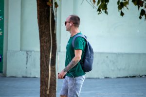 Фото мужчины с татуировкой на руке в готическом стиле. Детализированный рисунок с аркой и деревьями, выполненный в черно-серых тонах. Пример стильного рисунка татуировки.