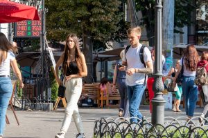 Фото тату на руках мужчины и женщины: детализированные рукава татуировок с различными узорами и мотивами. Стильные рисунки татуировок, выполненные опытными мастерами.