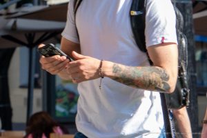 Фото тату на руке мужчины: детализированный рукав татуировки с изображением темных узоров и реалистичных деталей. Стильный рисунок татуировки, выполненный опытным мастером.