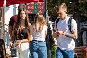 Фото тату на руке мужчины: детализированный рукав татуировки с изображением темных узоров и реалистичных деталей. Стильный рисунок татуировки, выполненный опытным мастером.