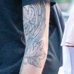 Тату с дубовыми листьями на руке парня – 17.09.2020 – tatufoto.com 3