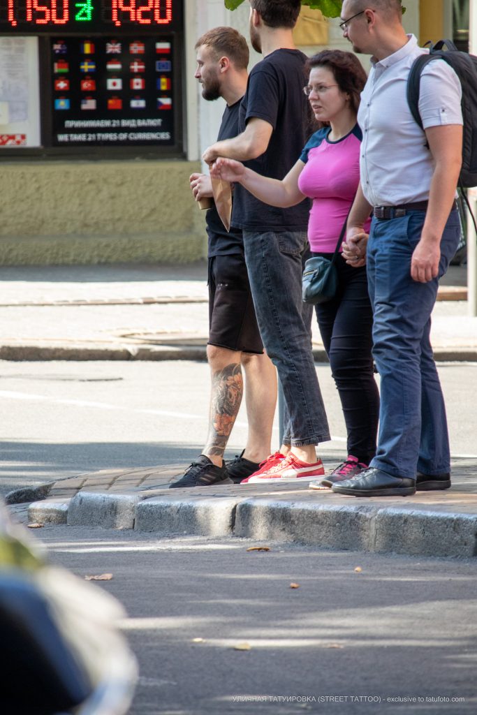 Тату с карпом и лотосом внизу ноги парня –Уличная татуировка (street tattoo)–22.09.2020–tatufoto.com 1