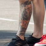 Тату с карпом и лотосом внизу ноги парня –Уличная татуировка (street tattoo)–22.09.2020–tatufoto.com 3