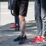 Тату с карпом и лотосом внизу ноги парня –Уличная татуировка (street tattoo)–22.09.2020–tatufoto.com 4