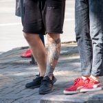 Тату с карпом и лотосом внизу ноги парня –Уличная татуировка (street tattoo)–22.09.2020–tatufoto.com 5