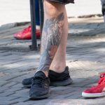 Тату с карпом и лотосом внизу ноги парня –Уличная татуировка (street tattoo)–22.09.2020–tatufoto.com 6