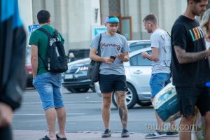 Фотография мужчины с татуировкой на ноге, одетого в повседневную одежду. Видна часть татуировки, выполненной в темных тонах.