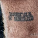 Тату с колючей проволокой – надписями – датами и паутиной на ноге парня - Уличная татуировка 14.09.2020 – tatufoto.com 5