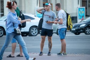 Фотография мужчины с татуировкой на ноге, одетого в повседневную одежду. Видна часть татуировки, выполненной в темных тонах.