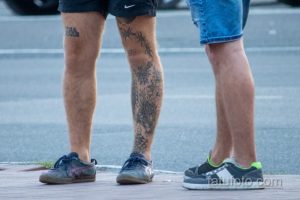 Детальное фото татуировки на голени, выполненной в японском стиле с изображением карпа кои, волн и традиционных узоров.