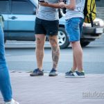 Тату с колючей проволокой – надписями – датами и паутиной на ноге парня - Уличная татуировка 14.09.2020 – tatufoto.com 8