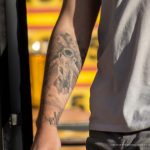 Тату с космонавтом в скафандре на руке парня –Уличная татуировка (street tattoo)–22.09.2020–tatufoto.com 3