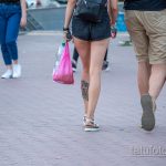 Тату с лебедем – зеркалом и цветами на икре у девушки - Уличная татуировка 14.09.2020 – tatufoto.com 5