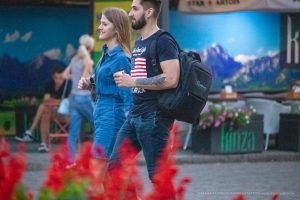Фото тату геометрического волка на мужском предплечье. Черно-белый рисунок татуировки выполнен в минималистичном стиле с использованием линий и фигур.
