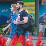 Фото тату геометрического волка на мужском предплечье. Черно-белый рисунок татуировки выполнен в минималистичном стиле с использованием линий и фигур.