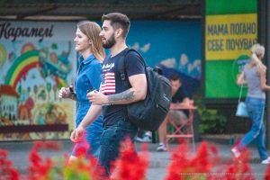 Фото тату геометрического волка на мужском предплечье. Черно-белый рисунок татуировки выполнен в минималистичном стиле с использованием линий и фигур.