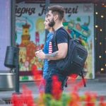 Фото тату геометрического волка на мужском предплечье. Черно-белый рисунок татуировки выполнен в минималистичном стиле с использованием линий и фигур.