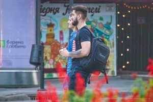 Фото тату геометрического волка на мужском предплечье. Черно-белый рисунок татуировки выполнен в минималистичном стиле с использованием линий и фигур.
