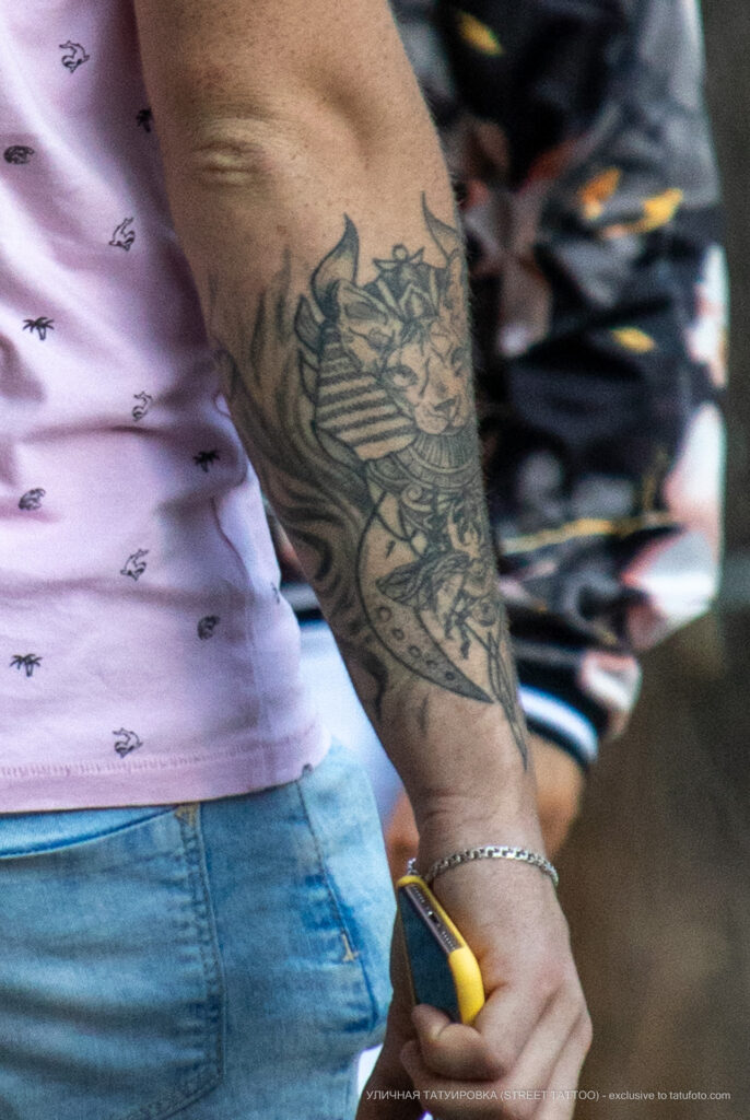 Тату с лысой египетской кошкой на руке парня – Уличная татуировка (street tattoo)-29.09.2020-tatufoto.com 8