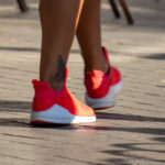Тату с маленьким цветком внизу ноги девушки – Уличная татуировка (street tattoo)-29.09.2020-tatufoto.com 3