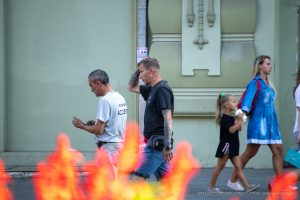 Фото тату: цветная татуировка на руке мужчины, с изображением абстрактных узоров и ярких красных элементов. Стильный и современный дизайн.