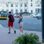 Фотография татуировки Дэдпула на ноге девушки. Черно-белый рисунок в стиле комиксов, изображающий персонажа в динамичной позе.