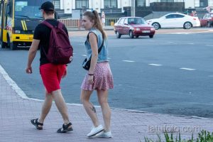 Фотография татуировки Дэдпула на ноге. Черно-белый рисунок в стиле комиксов, изображающий персонажа в динамичной позе.