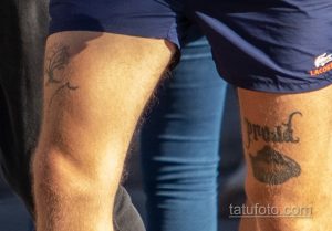 Фото татуировки на ноге мужчины, включающей изображение черепа и надпись 'Proud'. Детализированный рисунок татуировки.